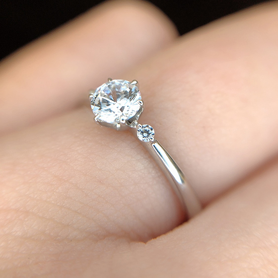 メインのダイヤモンドに寄り添うメレダイヤモンド。リングにセットされたさり気ないデザインが人気です。