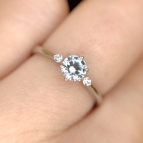 ダイヤモンドが浮き出るように輝く婚約指輪デザイン。華奢なラインが可憐。
