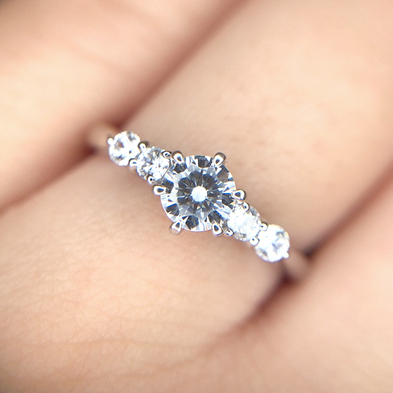 ストレートラインの婚約指輪。中央のダイヤモンドがより大きく見える設計です。