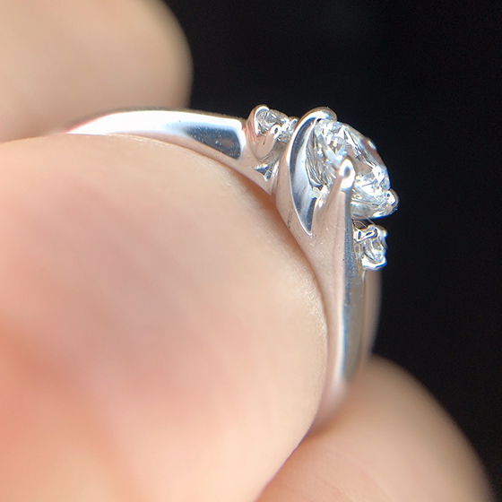 まわり込んでダイヤモンドを支える爪がよりデザイン性を高めてくれます。
