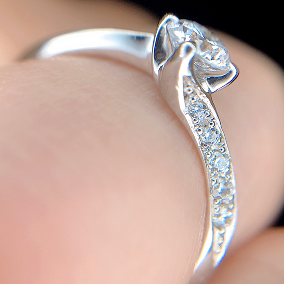 側面よりにセットされたメレダイヤモンドが指輪をつけている本人からも常に輝きを楽しむことが出来ます。