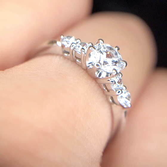 ダイヤモンド毎にシャトンでセットさえれた婚約指輪。大きめのメレダイヤモンドが華やかです。
