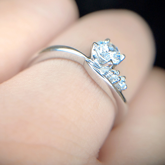 指元側の側面は凹凸が少なく結婚指輪のセットの相性も抜群です。