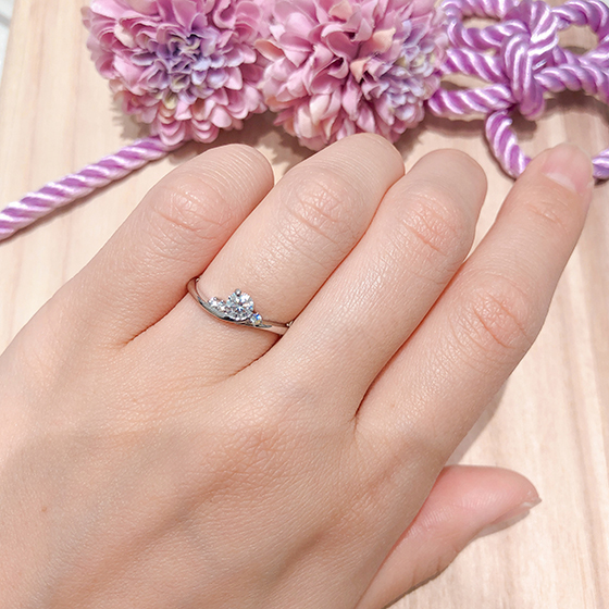 和草 Nikogusa 浜松市最大級の婚約指輪や結婚指輪が揃う Lucir K Bridal 浜松店