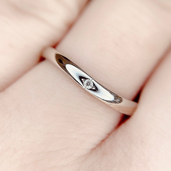 さり気ない1石使いの結婚指輪です。シンプルなデザインがお好みの方におすすめです。