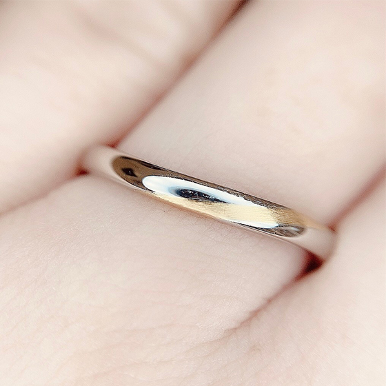Men'sの結婚指輪デザインです。イエローゴールドのラインはピンクゴールドよりもはっきりと主張致します。