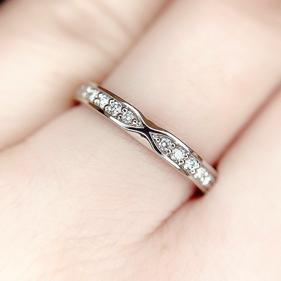 リボンになり過ぎない、甘すぎないデザインが大人の女性に人気のある結婚指輪デザインです。
