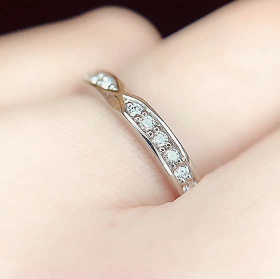 指の横までダイヤモンドが連なり、どこから見ても輝かしい結婚指輪です。