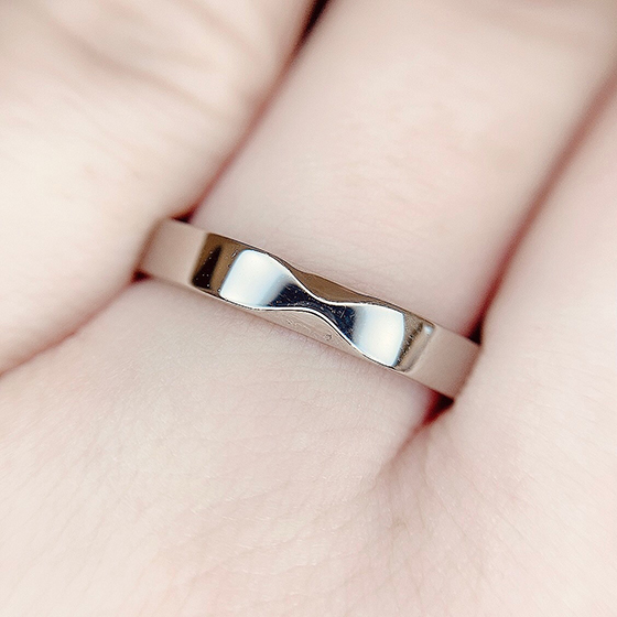 シンプルながらも中央のシェイプにより、ペア感をしっかりと感じることの出来るMen'sの結婚指輪です。