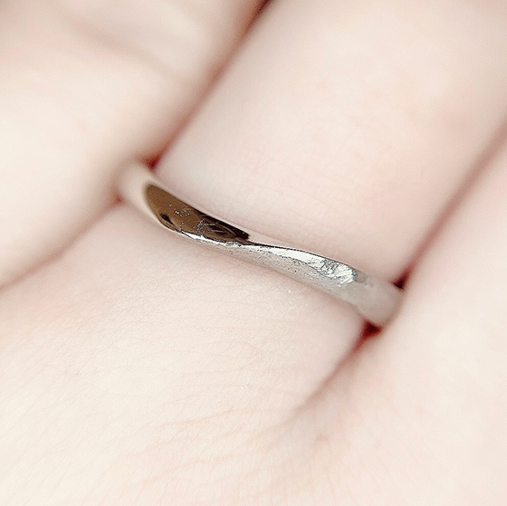 Lady'sの結婚指輪です。左右で対照的なデザインがどんなシーンでにも馴染む結婚指輪です。
