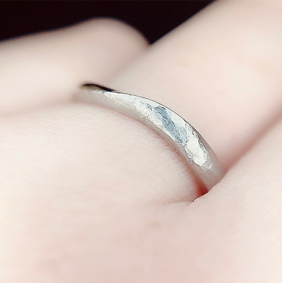 槌目加工が施された結婚指輪です。細やかで優しめの槌目は温もりを感じます。
