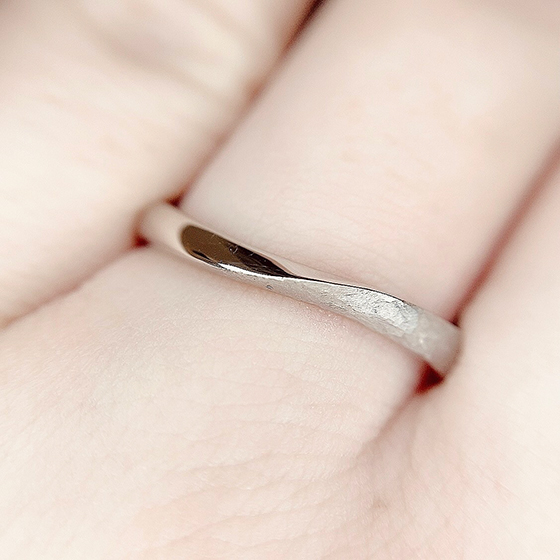 Men'sの結婚指輪です。滑らかなカーブラインは男性の手元にも優しく馴染みます。