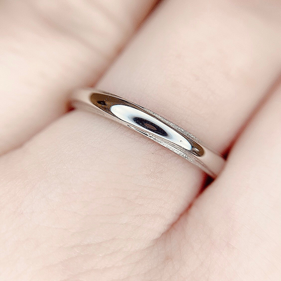 Lady'sの結婚指輪です。段差はマット加工が施された落ち着きのあるデザインです。