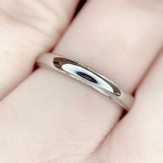 Men'sの結婚指輪です。段差がしっかりと映える太さで製作されています。