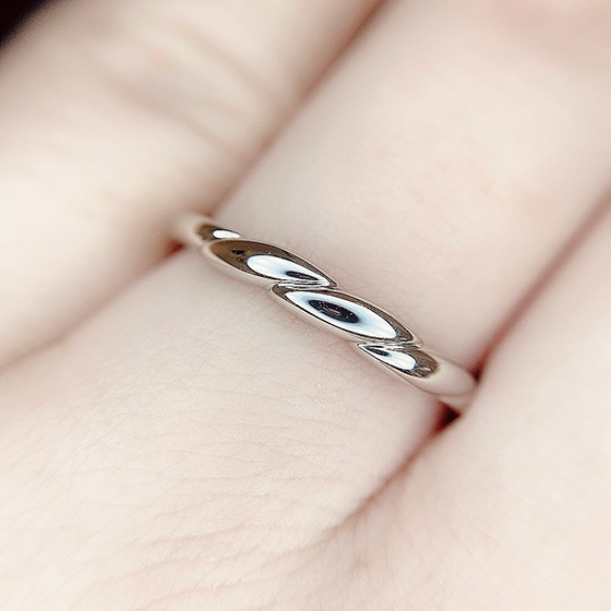 Lady'sの結婚指輪です。二人を繋ぐ糸のように自然に指に馴染みます。