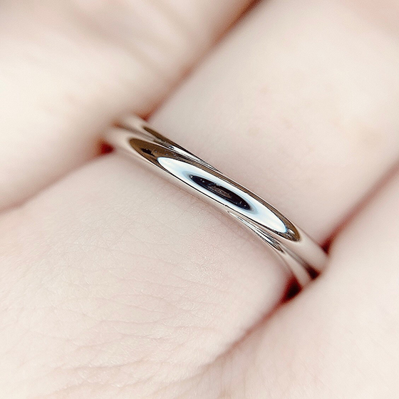 Lady'sの結婚指輪です。程よいボリューム感で強度面も安心のデザインです。