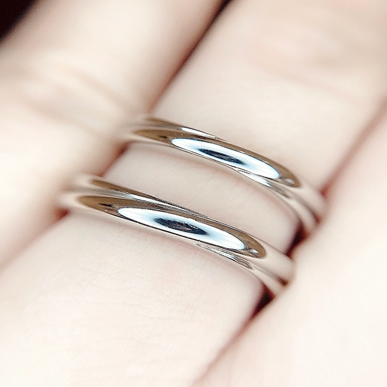 シンプルながらも2本がクロスするようなデザインが結婚指輪らしさもあり、個性も出すことが出来ます。