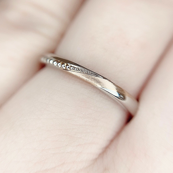 Lady'sの結婚指輪です。中央のピンクゴールドが優しく肌の色に馴染みます。