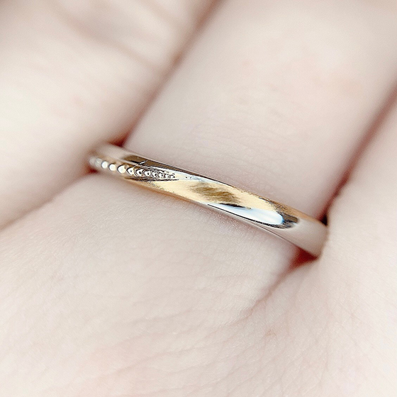 Men'sの結婚指輪です。中央のイエローゴールドが華やかな印象を与えます。