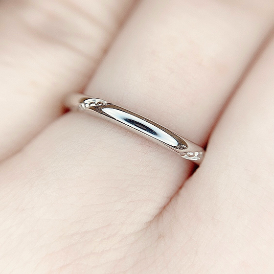 Lady'sの結婚指輪です。男性用より少しだけ細身のデザインです。