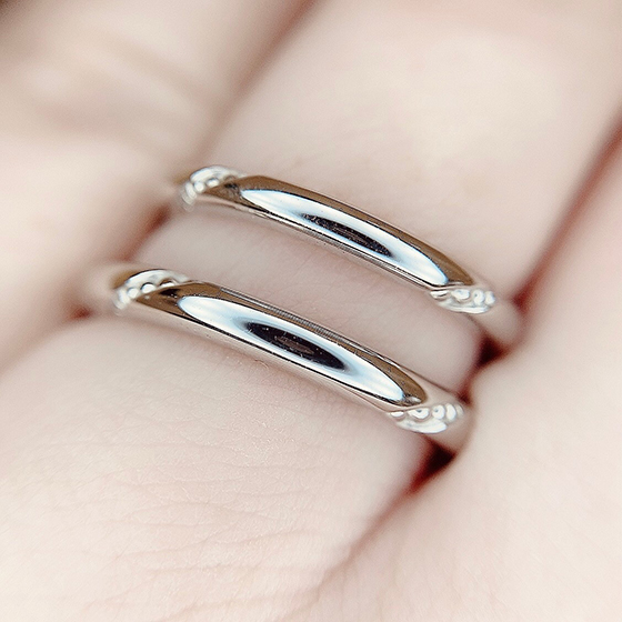 指輪を包み込むような動きのあるミル打ち加工がポイントの結婚指輪です。