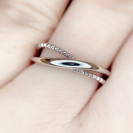 Lady'sの結婚指輪です。躍動感ある波の形を思わせるデザインです。