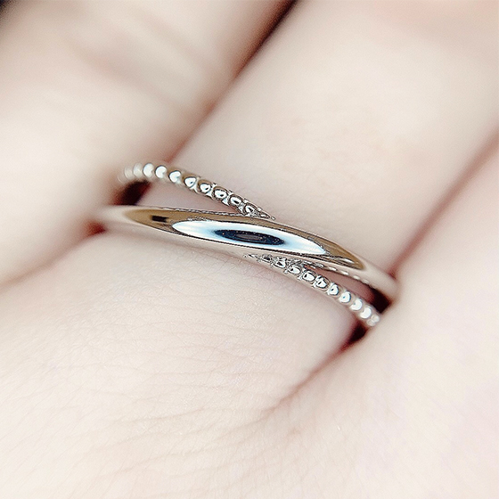 Men'sの結婚指輪です。透かし部分があることで指輪が自然と肌に馴染みます。