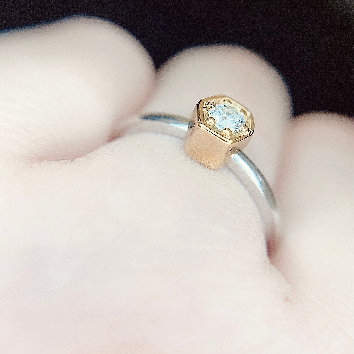 ゴールドの台座で重厚感を出したデザイン性の高い婚約指輪。