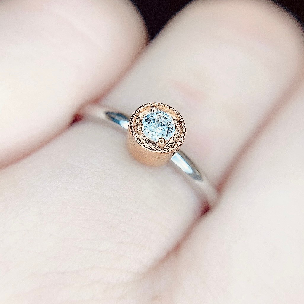ミル打ちで取り囲まれたお洒落なデザインの婚約指輪。