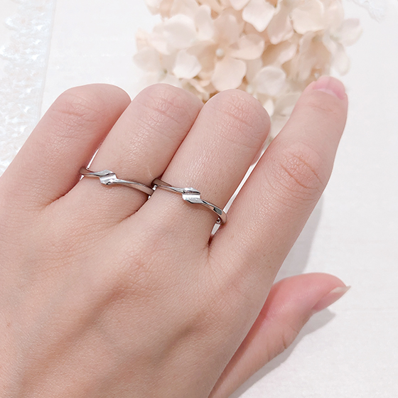 互いの手を取り合うようなデザイン。最愛の人との絆を形にした結婚指輪です。