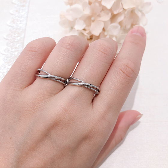 大きさ違いのミル打ちが手元を華やかに見せてくれるデザインの結婚指輪。