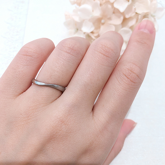 周りと被ることの少ないデザインの結婚指輪。ひねりデザインがお指を細く見せてくれる効果があります。