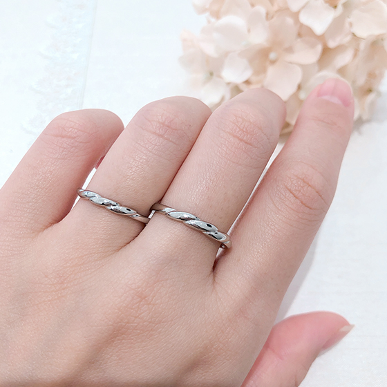 素材の輝きを最大限に活かした個性溢れるデザインの結婚指輪です。