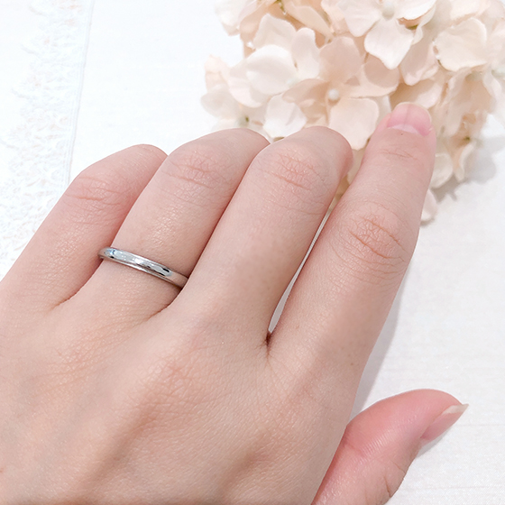 シーンを選ばず身に着けられるシンプルなデザインの結婚指輪です。