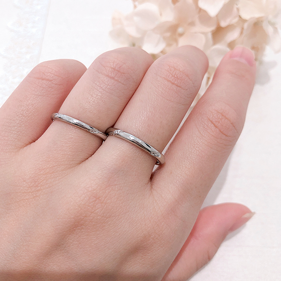 ミル打ち加工には「子宝・幸福・長寿」など結婚指輪に相応しい意味合いが込められています。