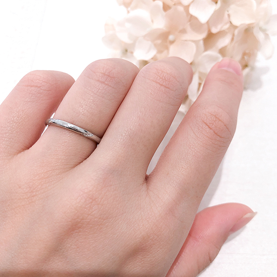 シンプルなストレートラインなので、どんな婚約指輪にも合わせやすいです！