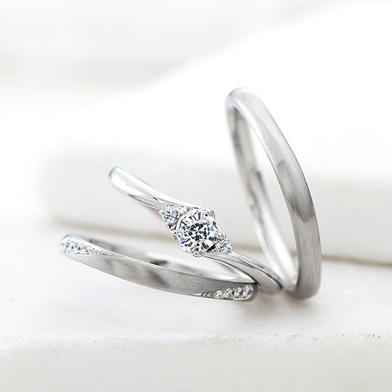 交差するアームの中心にダイヤを置き、まるでお2人の大切な宝物のよう♡指を細く見せる効果もございます。