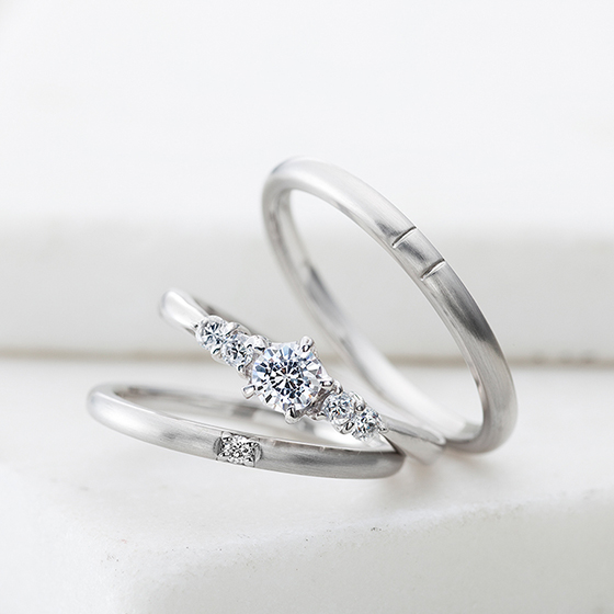 シンプルなアームだからこその、中心ダイヤが輝きます。一番星をイメージした婚約指輪。