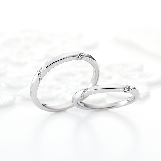 さりげなくミル打ちが入ったシンプルな結婚指輪は男性女性問わず人気があります。