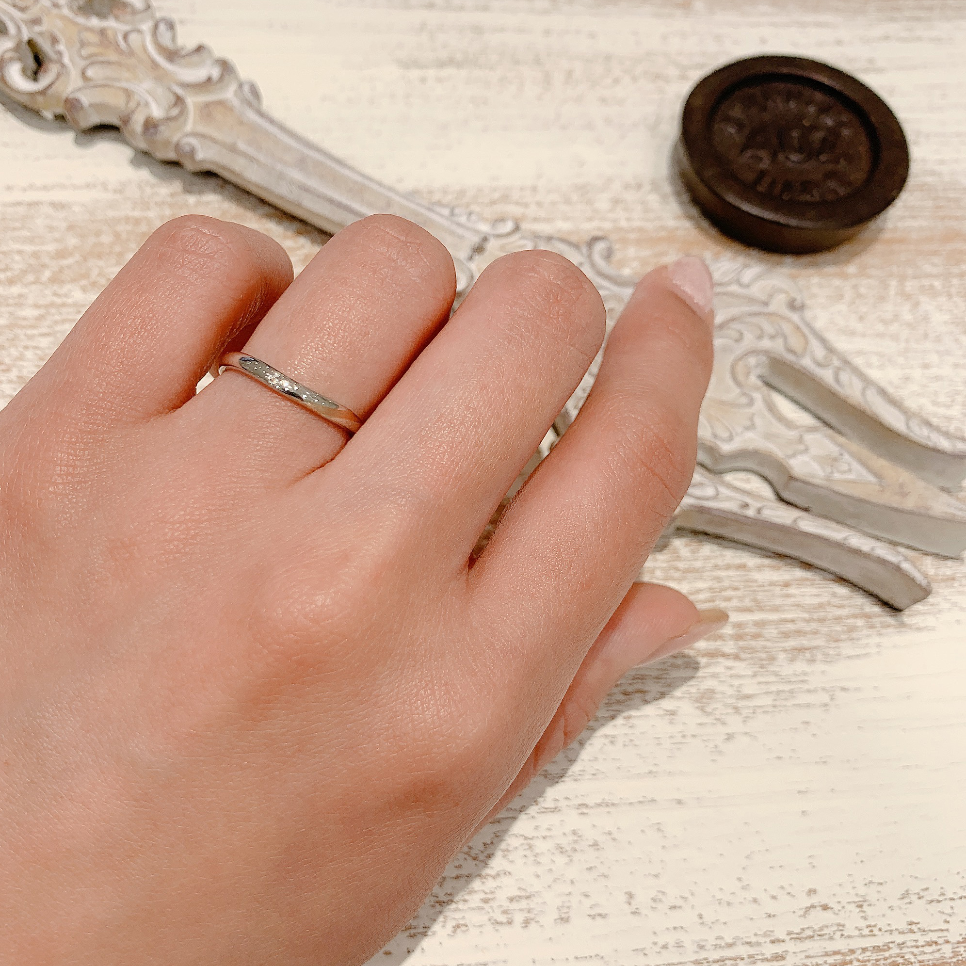 S字ラインが指に馴染むシンプルなデザインの結婚指輪です。伏せ込み留めのダイヤモンドがポイントです。