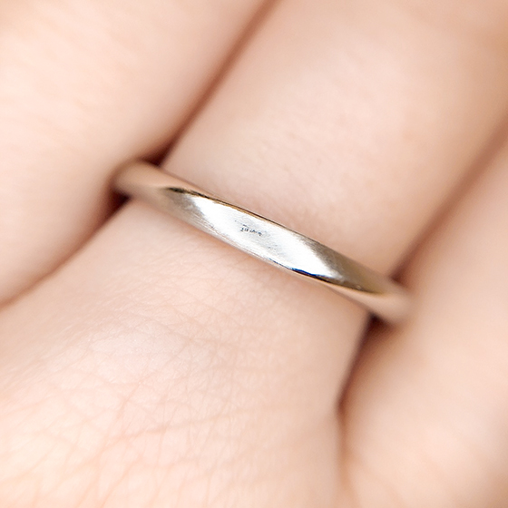 斜めに面取りしたデザインが男性から圧倒的な人気を誇る結婚指輪です。