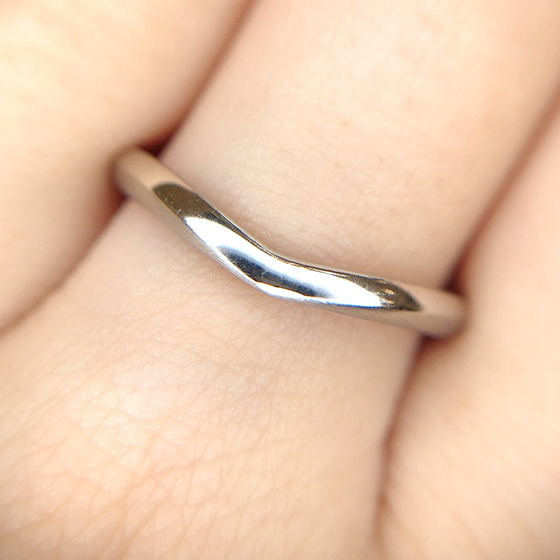 男性に人気のエッジ加工を施すことによりカッコいいVラインを実現したmen’sの結婚指輪。