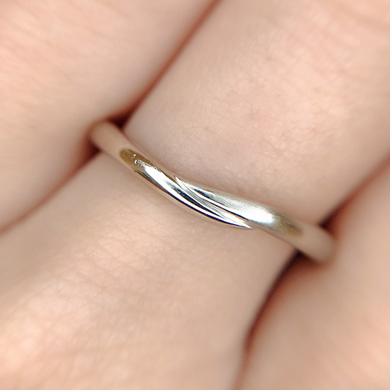 手と手を取り合っているような立体的なデザインが結婚指輪にピッタリのデザイン。