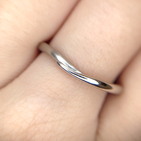 手と手を取り合っている様なデザインが結婚指輪にぴったりです。