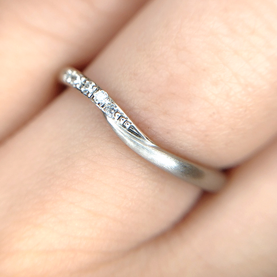 軽やかなウェーブラインを描く結婚指輪。ダイヤモンドの輝きとつや消し加工のコントラストが魅力