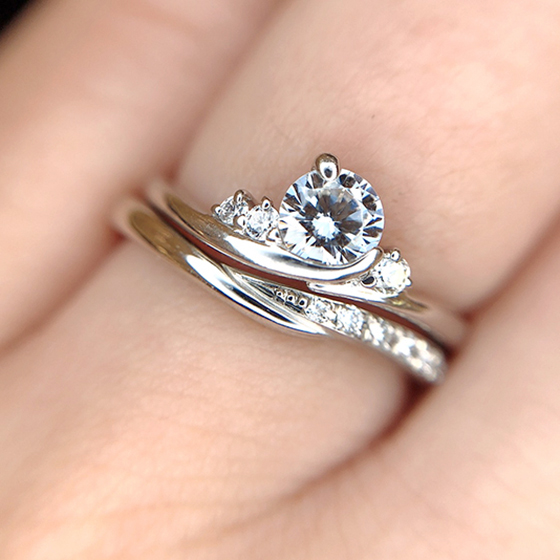 結婚指輪・婚約指輪、それぞれ違うラインなのにピッタリと重なるセットリングが魅力。