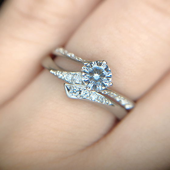 結婚指輪のラインに婚約指輪のダイヤモンドが綺麗に収まるセットリング。