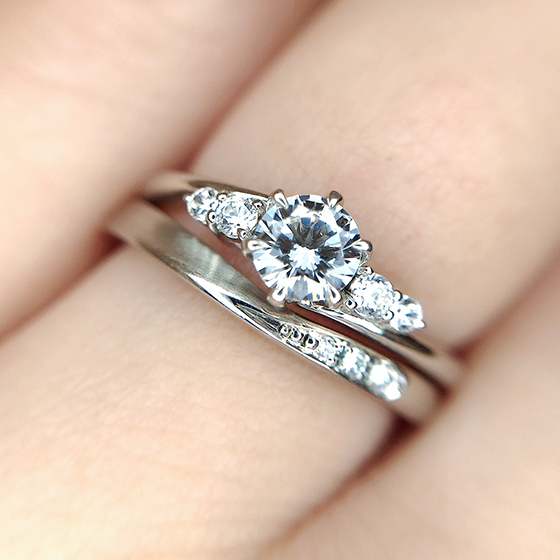 左サイドのラインがピッタリ重なり、右サイドは婚約指輪のメレダイヤモンドが上手く空間を埋めてくれている婚約指輪と結婚指輪のセットリング。