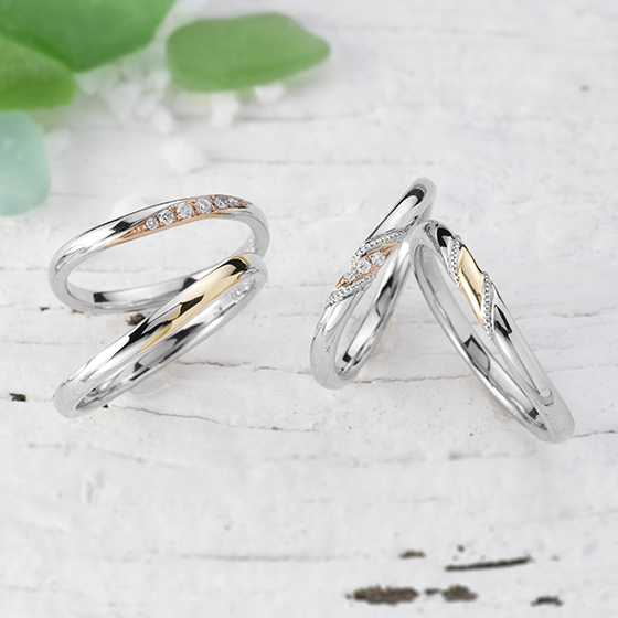 指馴染みの良いS字ラインの結婚指輪。ゴールドが入ることでより華やかな印象になります。