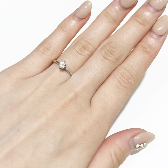 4つ爪のシンプルでスタイリッシュな婚約指輪です。